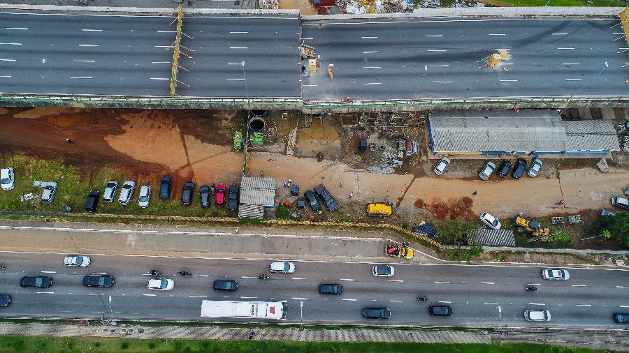21.nov.2018 - Parte de um viaduto na marginal Pinheiros cedeu em novembro - Edson Lopes Jr./UOL