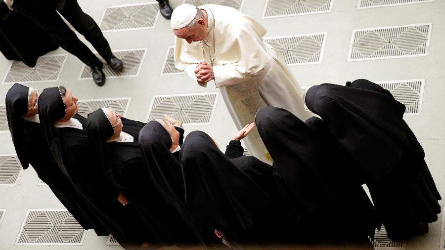 20.dez.2017 - Papa Francisco cumprimenta grupo de freiras durante audiência no Vaticano, em dezembro de 2017 - Max Rossi/Reuters