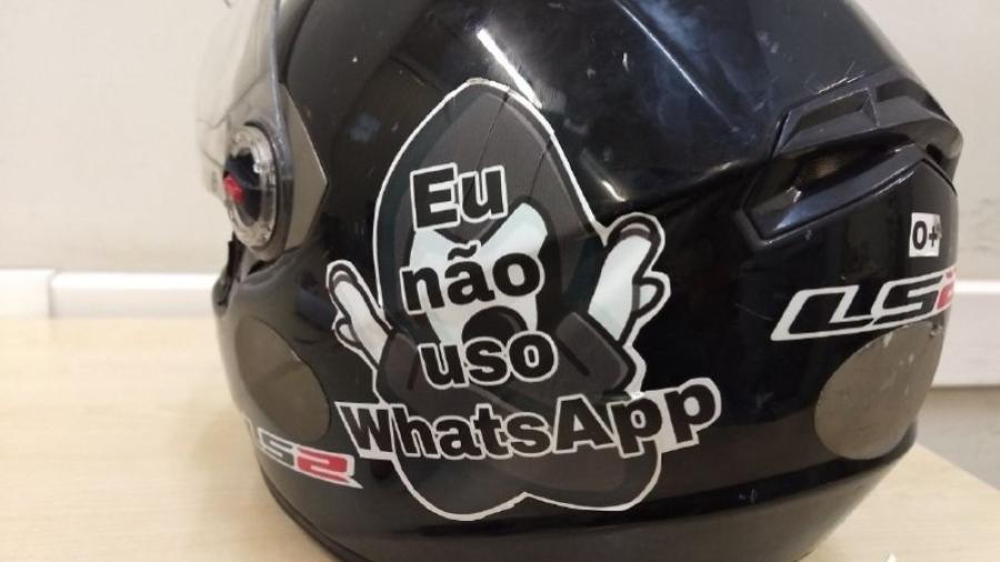 "Eu não uso WhatsApp", diz o adesivo fixado no capacete de uma dos raros brasileiros sem conta no aplicativo. - Arquivo Pessoal/Evandro Souza