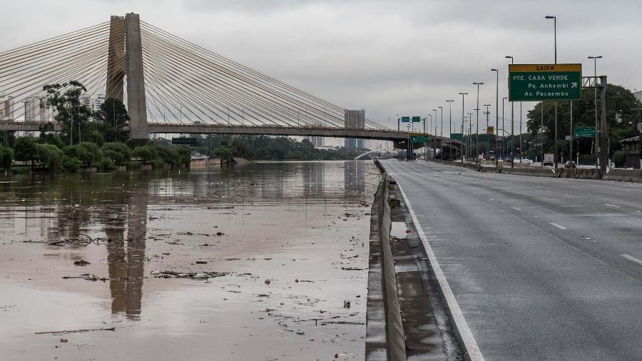 O Rio Tietê cruza a Região Metropolitana de São Paulo e percorre mais de 1.100 quilômetros, passando por 62 municípios - Rogério de Santis/Futura Press/Estadão Conteúdo