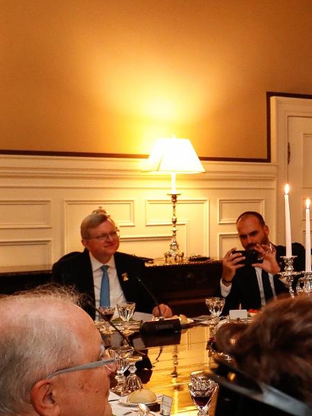 Nestor Forster, de gravata azul, ao lado de Eduardo Bolsonaro, em jantar com o presidente Bolsonaro e Olavo de Carvalho - Alan Santos/PR