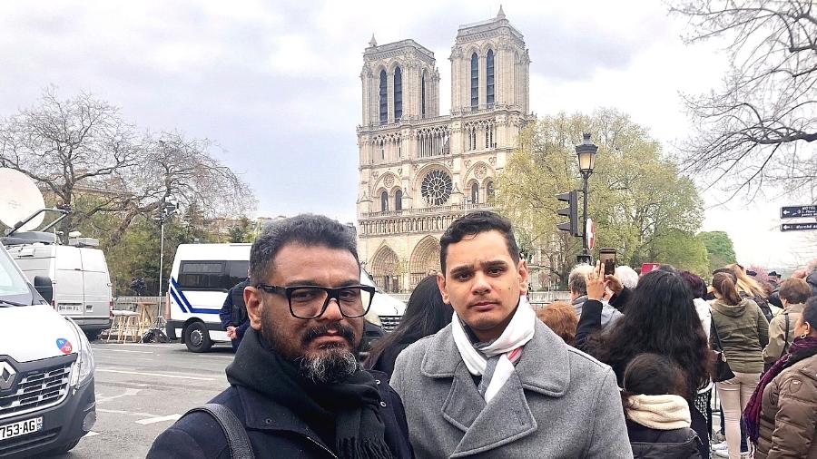 Os turistas brasileiros Jeff Benício (à esq,) e Alex Freire, que estão em Paris - Tiago Leme/UOL