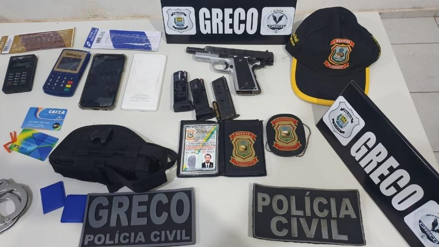 Homem se passava por delegado no Piauí, usando vários distintivos, para praticar extorsão - Grupo de Repressão ao Crime Organizado/Divulgação