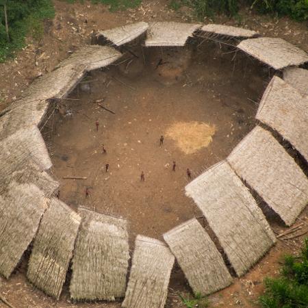 Imagem aérea feita pela Funai em 2016 de indígenas Yanomami que vivem isolados em Roraima - Acervo Funai/FPEYY