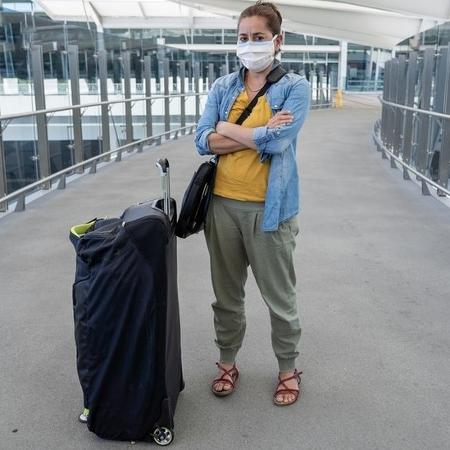 Imagem ilustrativa de mulher em aeroporto; mais de 200 brasileiros ainda não conseguiram deixar a Itália após pandemia de coronavírus - Getty Images para BBC