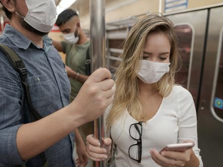 Passageiros usam máscara em metrô - Vergani Fotografia/Getty Images/iStockphoto
