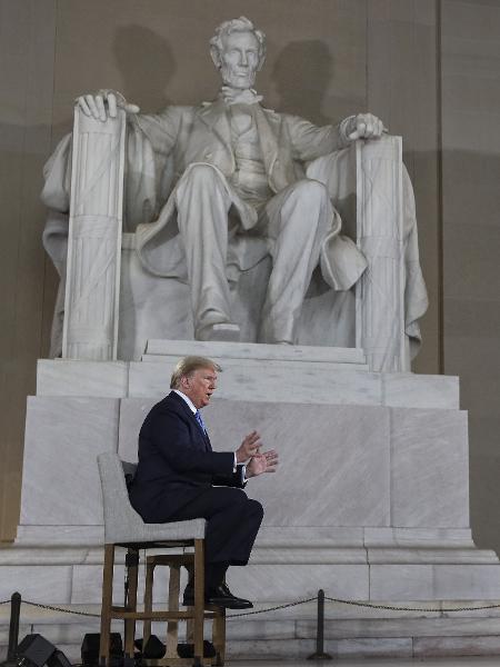 Donaldo Trump, presidente dos EUA, em frente ao Lincoln Memorial, em Washington, DC - POOL / GETTY IMAGES NORTH AMERICA / Getty Images via AFP
