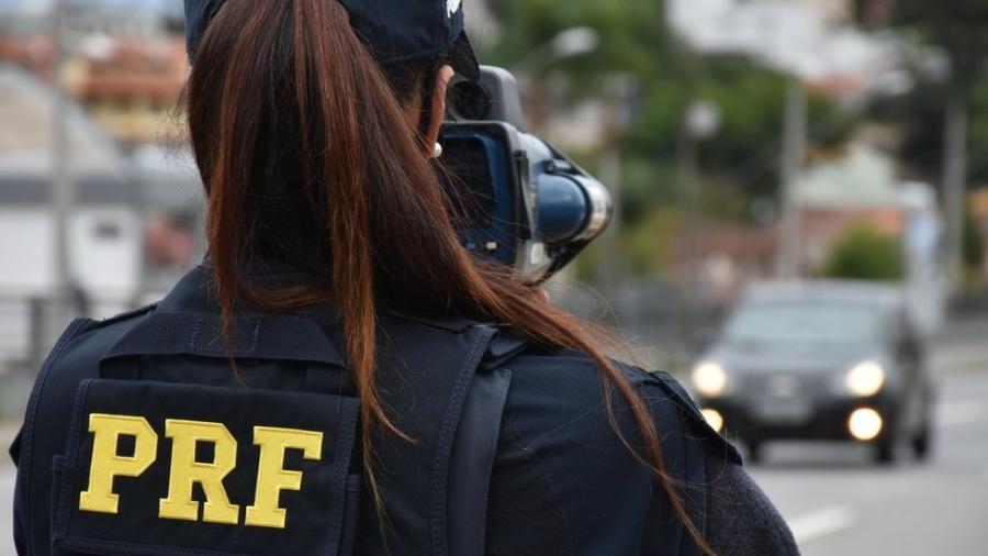 Agente da PRF do Paraná em operação no dia 14 de abril; policiais relataram à BBC News Brasil nova restrição ao atendimento à imprensa no órgão - Divulgação/PRF Paraná