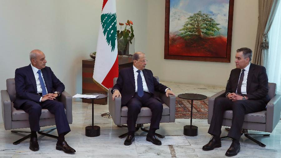 31.ago.2020 - O presidente do Líbano, Michel Aoun, reúne-se com o novo primeiro-ministro Mustapha Adib e com o porta-voz do parlamento, Nabin Berri. Adib foi encarregado de formar um novo governo no país - DALATI AND NOHRA / AFP
