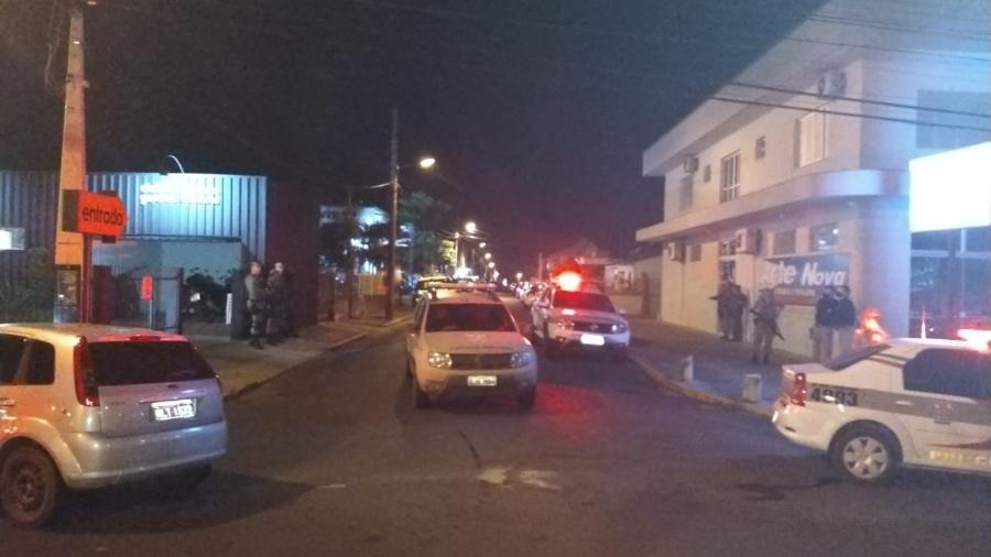 Forte policiamento na rua da Divisão de Investigação Criminal (DIC), da Polícia Civil de Araranguá (SC) - Vinícius Barbosa