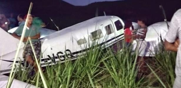 4 pessoas a bordo | Avião pequeno faz pouso forçado em canavial no litoral de PE