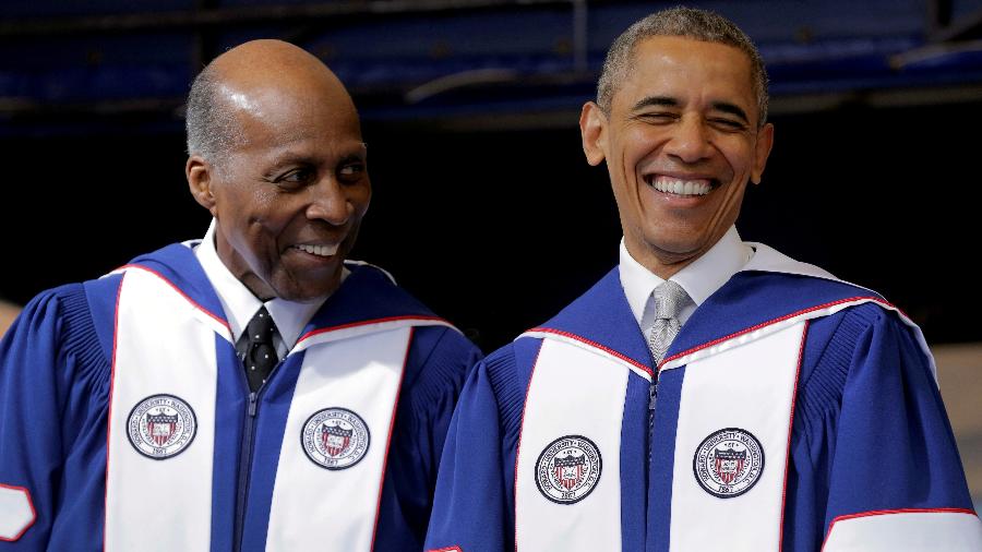 7.mai.2016 - O advogado e ativista dos direitos civis Vernon Jordan (à esq.) ao lado do então presidente dos EUA Barack Obama - Joshua Roberts/Reuters