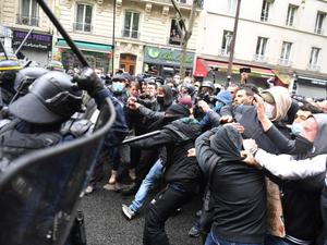 Manifestantes entram em conflito com a política em atos pelo Primeiro de Maio em Paris - Alain JOCARD / AFP