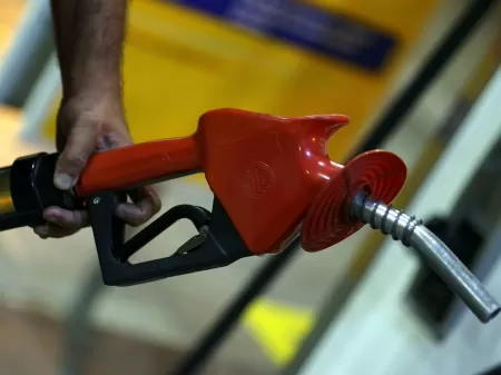 Preço da gasolina terá redução de R$ 0,05 por litro nas refinarias da Petrobras - Reuters