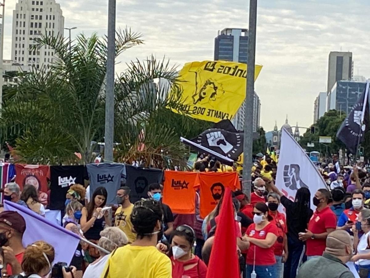 Manifestantes se mobilizam na avenida Presidente Vargas, centro do Rio, para ato contra o presidente Jair Bolsonaro - Herculano Barreto Filho/UOL