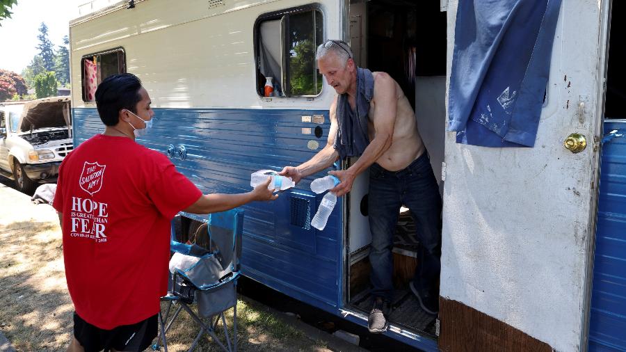 Voluntário do Exército da Salvação distribui água em meio a onda de calor em Seattle - KAREN DUCEY/REUTERS