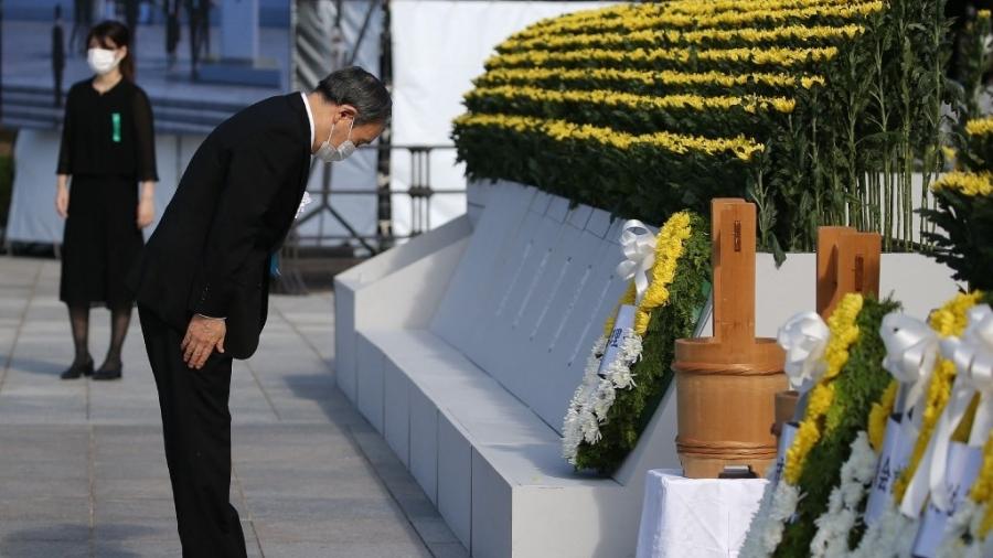 O primeiro-ministro japonês, Yoshihide Suga, presta homenagem a vítimas da bomba atômica em Hiroshima - STR/JIJI PRESS/AFP