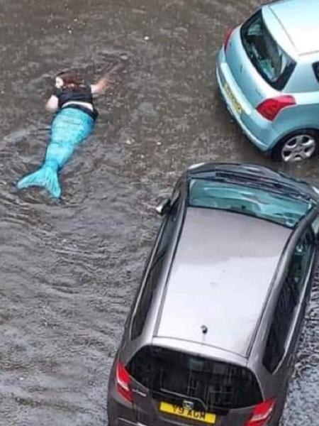Mulher vestida de sereia decidiu curtir inundação em Glasgow - Reprodução
