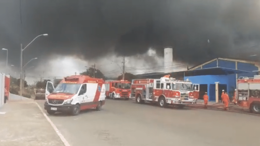 Incêndio em fábrica de sandálias no Pólo JK, em Santa Maria, no Distrito Federal - Reprodução/Twitter