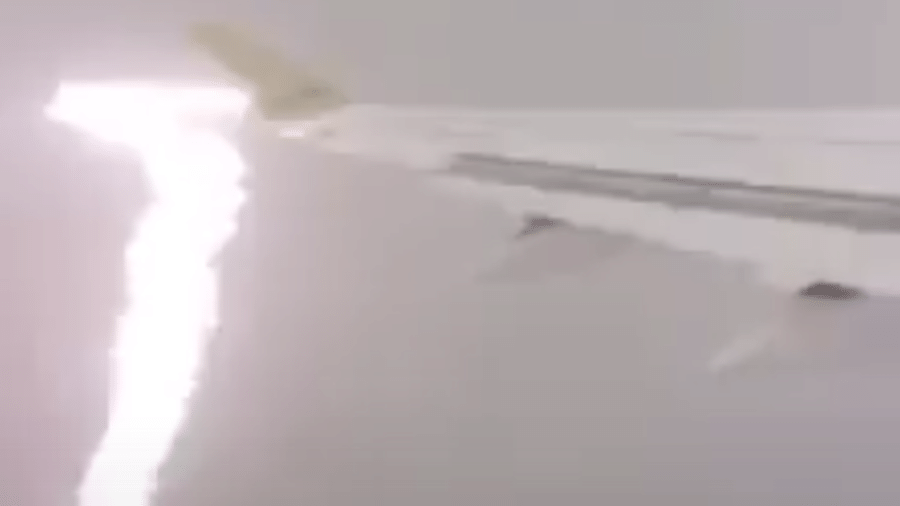 O avião já estava a 2.400 metros de altitude quando foi a asa esquerda foi atingida por um raio - Reprodução/YouTube