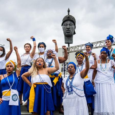 Ato do grupo Afoxé Filhas de Gandhi no monumento do zumbi dos palmares no Rio de Janeiro - GABRIEL BASTOS/ESTADÃO CONTEÚDO