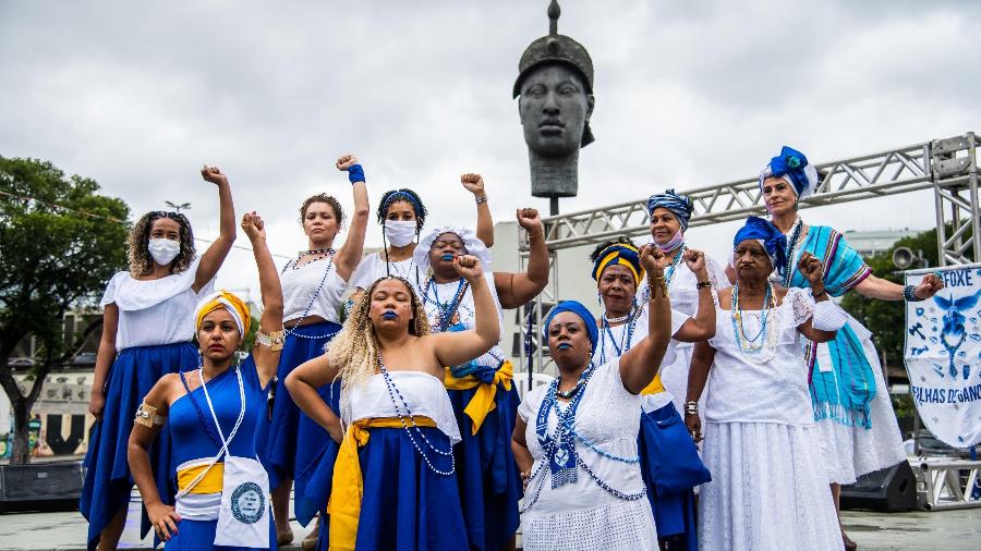 20.nov.2021 - Ato do grupo Afoxé Filhas de Gandhi no monumento do zumbi dos palmares no Rio de Janeiro, pelo Dia da Consciência Negra - GABRIEL BASTOS/ESTADÃO CONTEÚDO