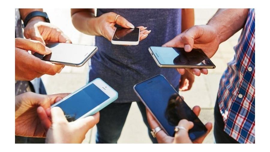 Um estudo sugere que passamos quase cinco horas por dia no celular - Getty Images