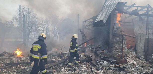 11.mar.2022 - Equipes de resgate trabalhando no local de um ataque aéreo em Dnipro, Ucrânia