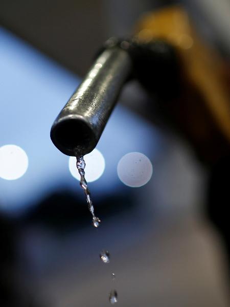 Mercado vê ameaça a estoques de combustíveis com proposta de redução de impostos, e ações caem - ADRIANO MACHADO/REUTERS