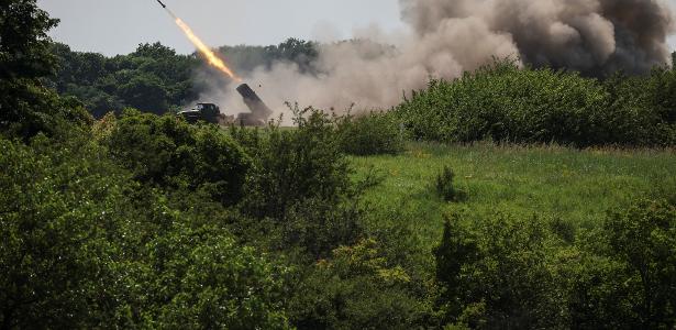 Militares ucranianos disparam um sistema de lançamento múltiplo de foguetes BM-21 Grad, perto da cidade de Lysychansk, região de Luhansk, em meio ao ataque da Rússia à Ucrânia