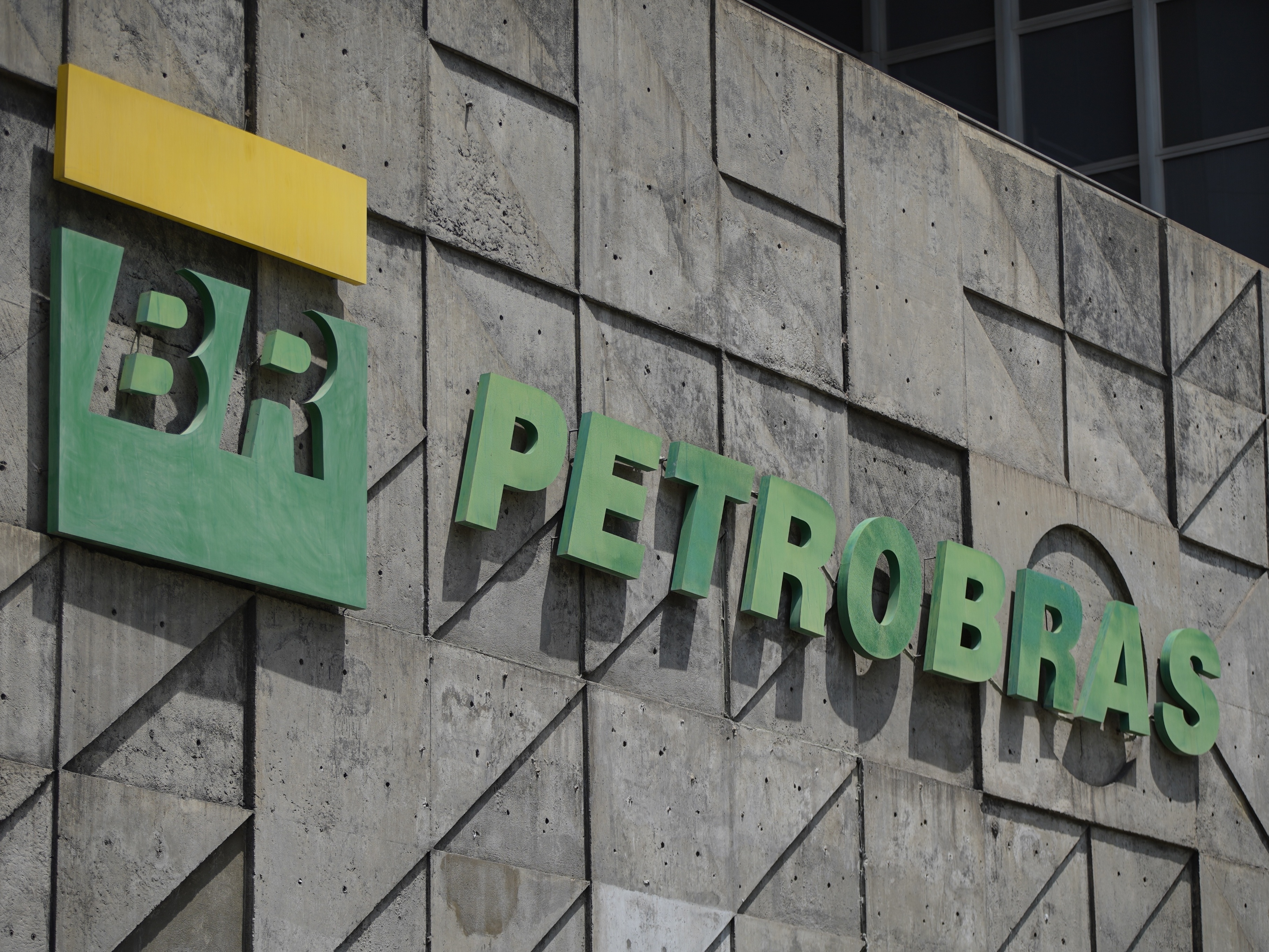 Você pode ganhar parte dos R$ 88 bi da Petrobras; veja se vale comprar ação