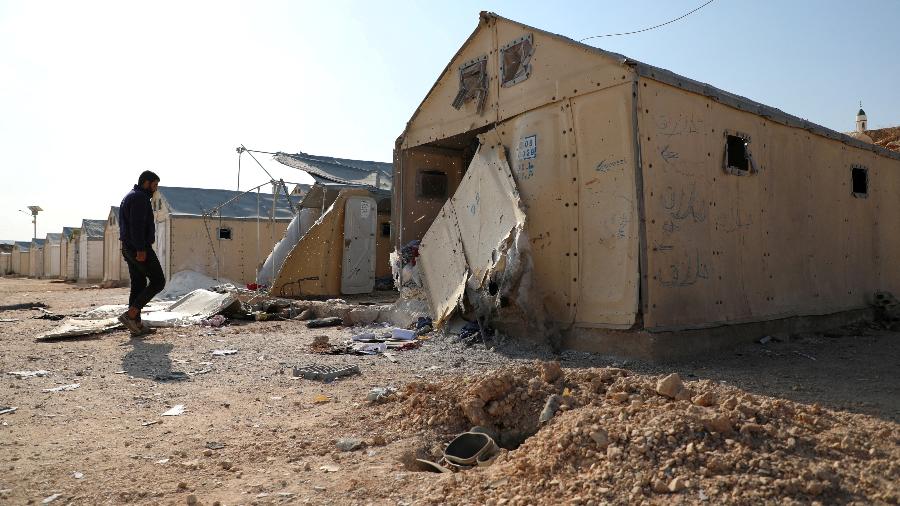 6.nov.2022 - Homem observa destroços de barraca atingida com mísseis da tropas de Assad - Capacetes brancos/Reuters