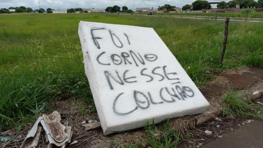 O colchão foi deixado em um terreno na cidade de Campo Grande (MS) e estimulou a imaginação dos internautas - Arquivo Pessoal/Itamar Buzzatta