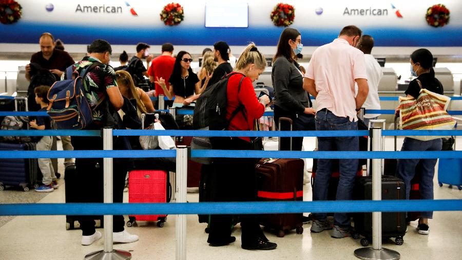 02.jan.23 - Viajantes fazem fila para fazer check-in para seus voos no Aeroporto Internacional de Miami no dia em que milhares de voos foram adiados ou cancelados nos EUA - MARCO BELLO/REUTERS