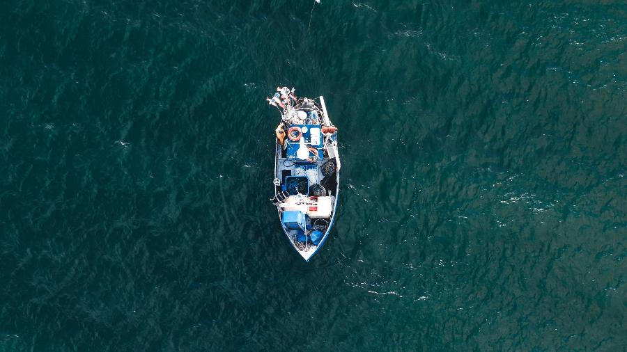 Barco no meio do mar - Unsplash