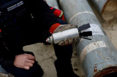 Militar ucraniano segura uma bomba de fragmentação desativada de um míssil "cluster" Militar ucraniano segura uma bomba de fragmentação desativada de um míssil "cluster"