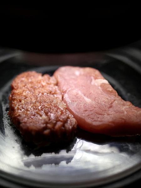 Carne produzida em laboratório israelense, com uma impressora 3D, em comparação com carne tradicional