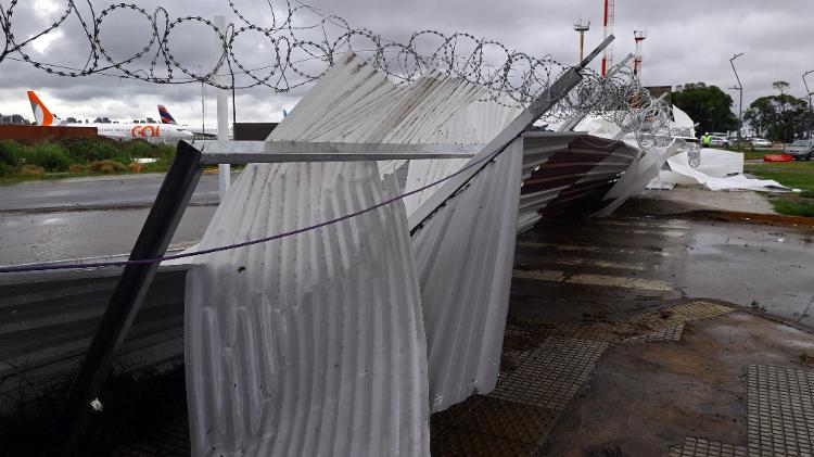 Estrutura do aeroporto Aeroparque foi danificada com fortes chuvas e ventos que atingiram Buenos Aires