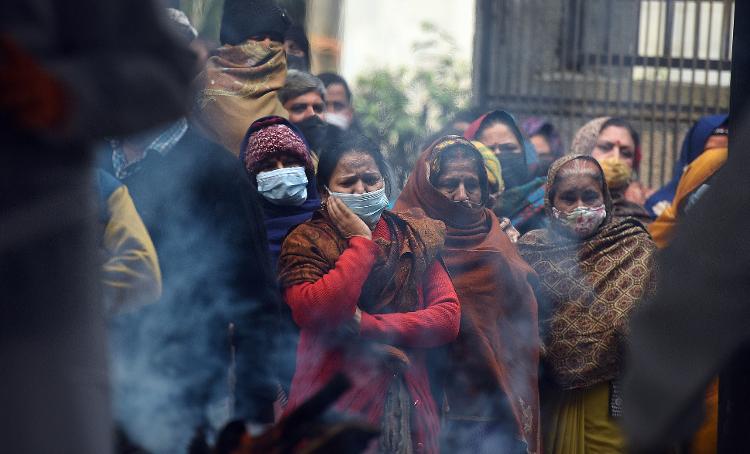 Parentes acompanham premação durante a pandemia em Nova Déli, Índia