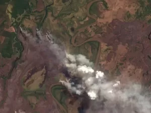 Incêndios no Pantanal: imagens de satélite mostram 'torre de fumaça' em MS