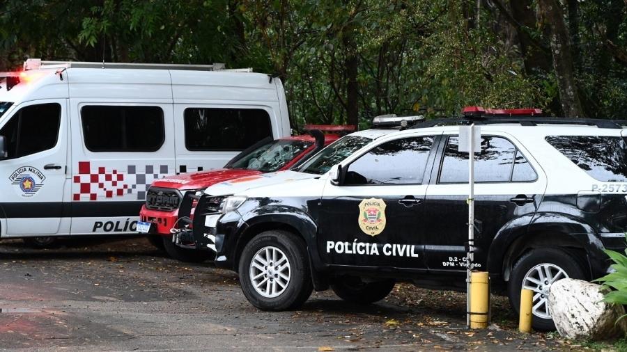 Equipes da polícia se concentram na frente de local de queda de avião em Vinhedo (SP)