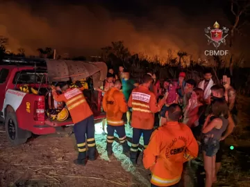 Incêndio florestal deixa turistas 'presos' em cachoeira no DF