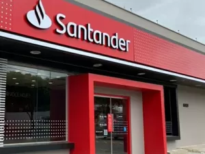 Santander deve indenizar cliente que teve financiamento negado por ter HIV