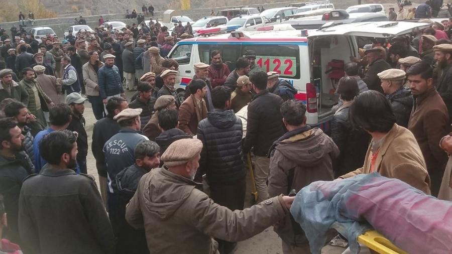 Equipes de resgate buscam sobreviventes de acidente de ônibus em Gilgit, no Paquistão - AFP PHOTO/Pakistan"s Gilgit-Baltistan Emergency Service (Rescue 1122)