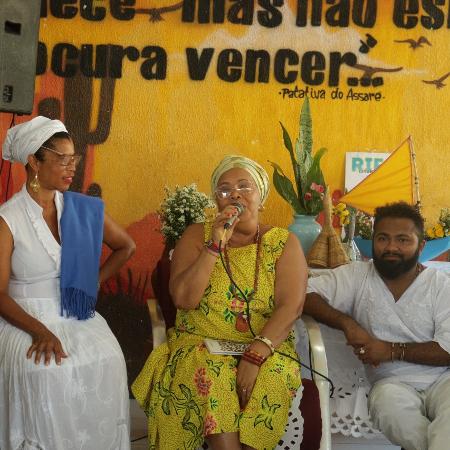 Ao centro, Lindinalva Barbosa na roda de conversa "Resistência de Terreiro: Nosso Passos Vem de Longe", realizado pelo Coletivo Ofá Omi, em Fortaleza (7/12)