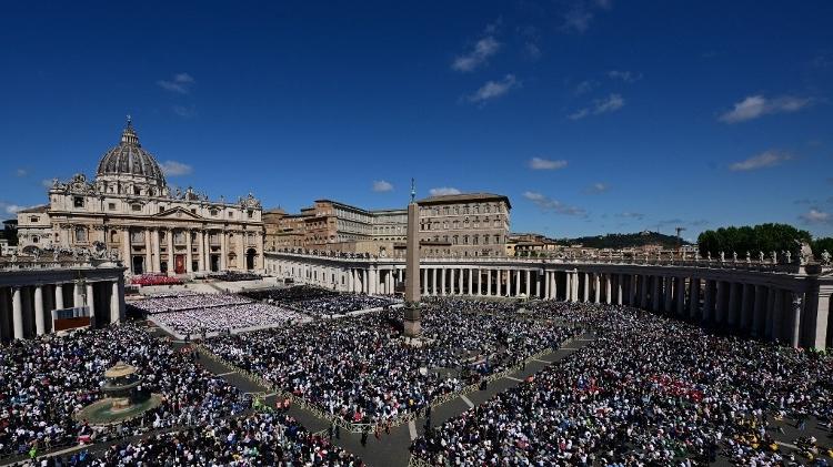 Fiéis na praça São Pedro acompanham a missa de despedida do papa Francisco; o Vaticano estima a presença de 200 mil pessoas Fiéis na praça São Pedro acompanham a missa de despedida do papa Francisco; o Vaticano estima a presença de 200 mil pessoas