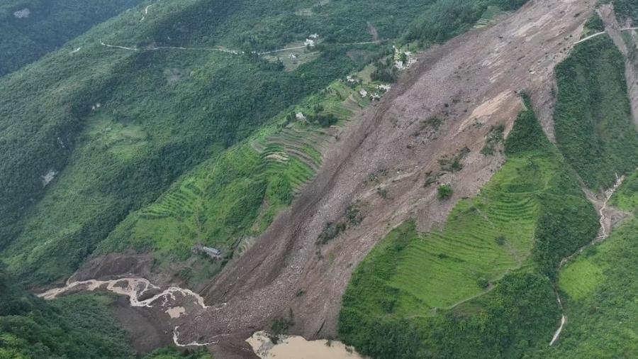 22.mai.2025 - Deslizamento de terra deixou quatro mortos em Dafang , no sudoeste da China - CNS / AFP