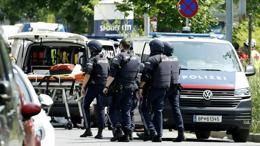 10.jun.2025 - Polícia mobilizada para atender um atentado a tiros em uma escola da Áustria - ERWIN SCHERIAU / APA / AFP