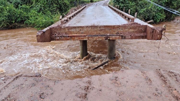 Ponte foi destruída pelas chuvas em Jaguari (RS), que decretou estado de calamidade pública Ponte foi destruída pelas chuvas em Jaguari (RS), que decretou estado de calamidade pública