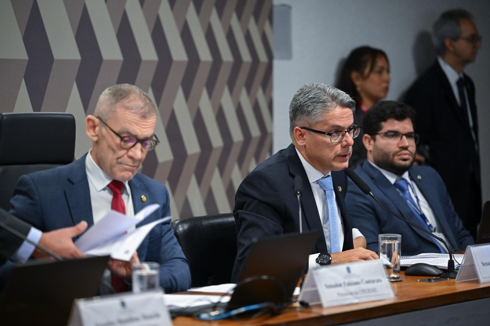 14.abr.2026 - O senador Alessandro Vieira (MDB-SE), relator da CPI do Crime Organizado, ao lado do presidente do colegiado, Fabiano Contarato (PT-ES) - undefined